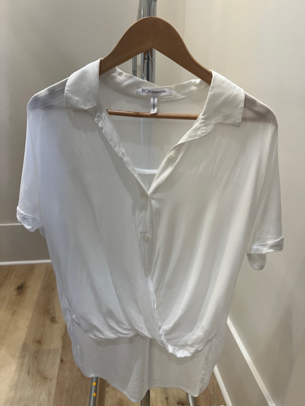 BCBGeneration White Short-Sleeve Twist Front Blouse